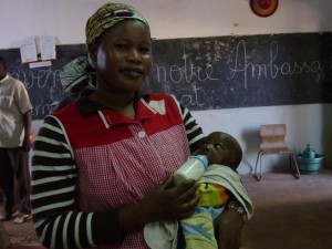 des nounous bénévoles participent aux soins des enfants